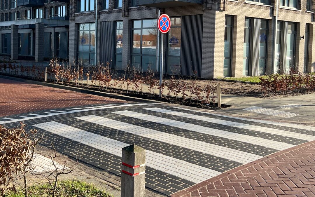 Het zebrapad tussen de nieuwe Wielewaal en Portage is er
